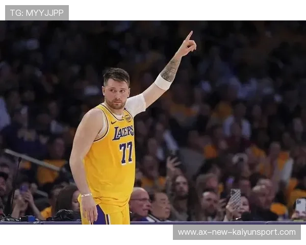 东契奇背身后仰再度命中,全场节奏由他掌控 东契奇背身后仰再度命中,全场节奏由他掌控