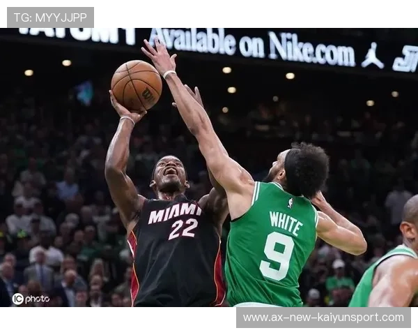 NBA热火巴特勒强硬突破造成杀伤扭转局势